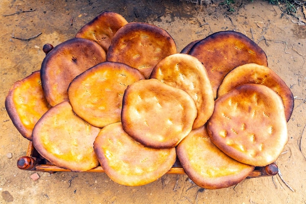 Tabouna와 Tandoor 빵 전통 빵의 맛있는 비교