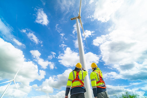 風力タービンの建設現場での点検とメンテナンスの技術者 電気風力発電機