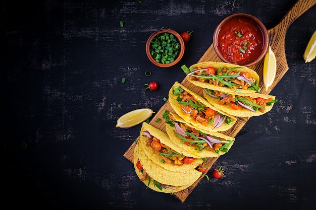 Taco. Mexicaanse taco's met rundvlees, maïs en salsa. Mexicaanse keuken. Bovenaanzicht, plat leggen, kopie ruimte.
