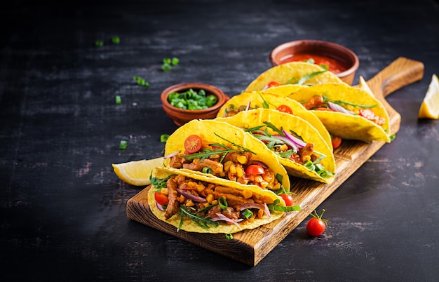 Taco. Mexicaanse taco's met rundvlees, maïs en salsa. Mexicaanse keuken. kopieer ruimte.