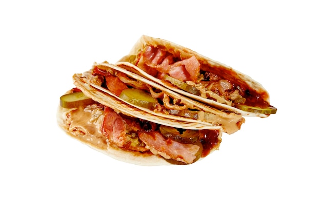 Taco's in tarwetortilla's met gegrilde bacon ingelegde komkommers en pindakaas