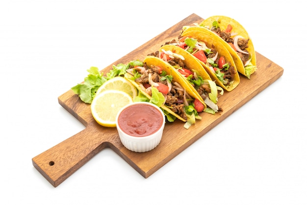 taco&#39;s met vlees en groenten geïsoleerd