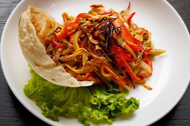 Taco salade in tortilla bowl rundvlees sla uien tomaten en geraspte kaas met tomaat