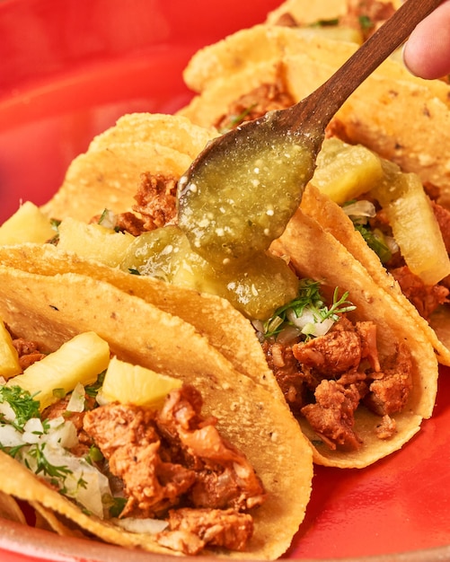 Tacos al pastor con salsa picante