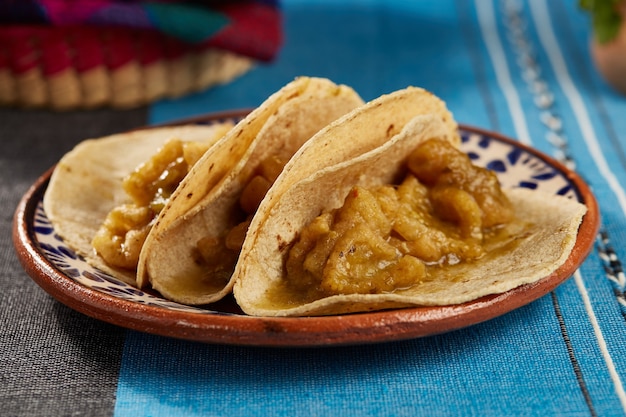 Фото tacos de chicharron en salsa verde comida типика мексикана с маисовыми лепешками