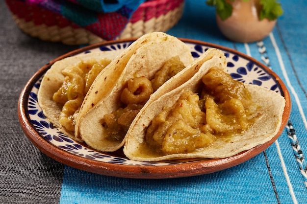 Tacos de chicharron en salsa verde comida типика мексикана с маисовыми лепешками