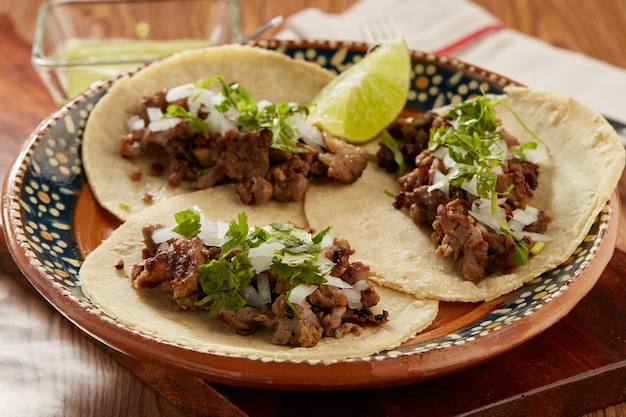 Tacos de sirloin con cebolla y 실란트로 comida mexicana