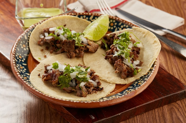 Foto tacos de controfiletto con cebolla e coriandolo comida mexicana