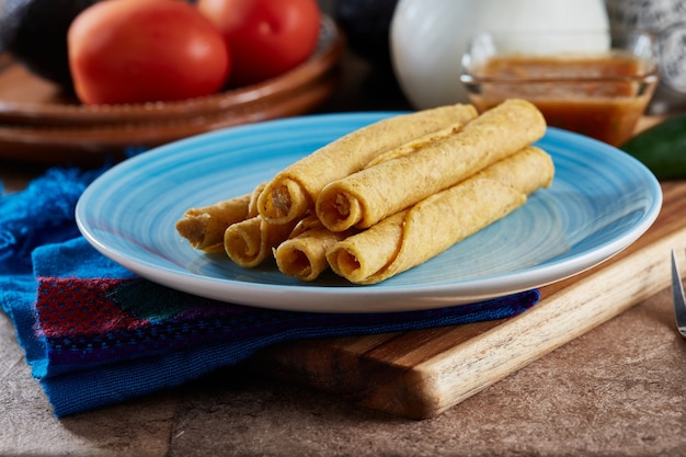 Tacos dorados de pollo naturales o flautas de pollo