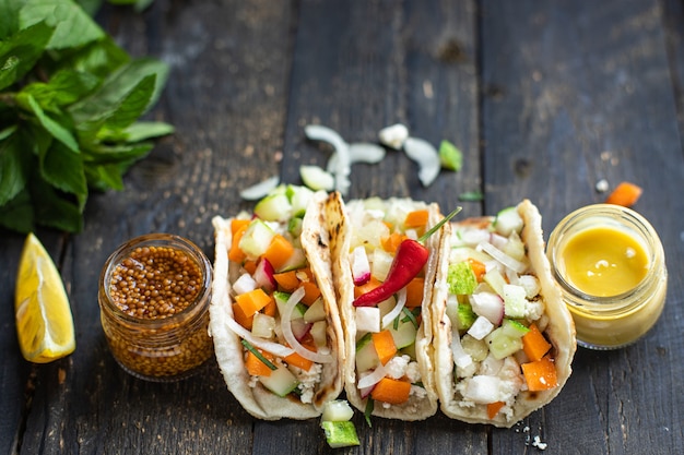 Tacos vegetale doner kebab focaccia taco sul tavolo pasto sano snack spazio copia cibo