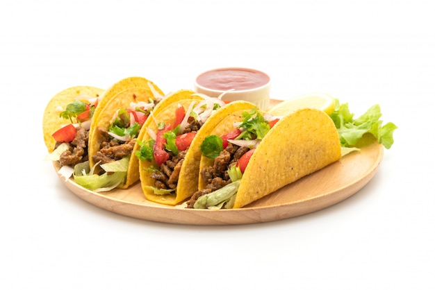 Tacos con carne e verdure isolate su bianco