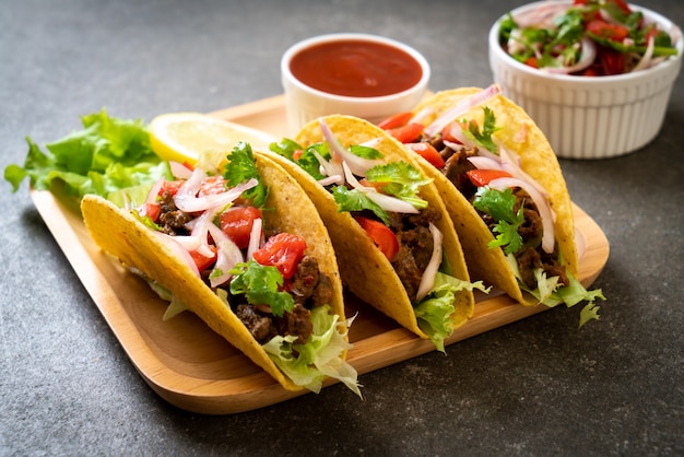 Tacos con carne e verdure