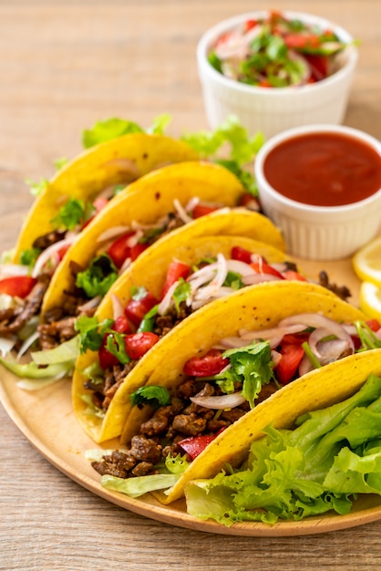 Tacos con carne e verdure