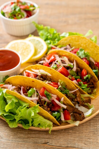 Tacos con carne e verdure