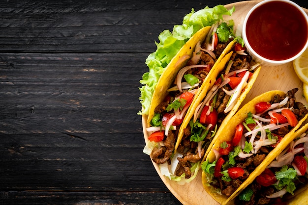 Tacos con carne e verdure