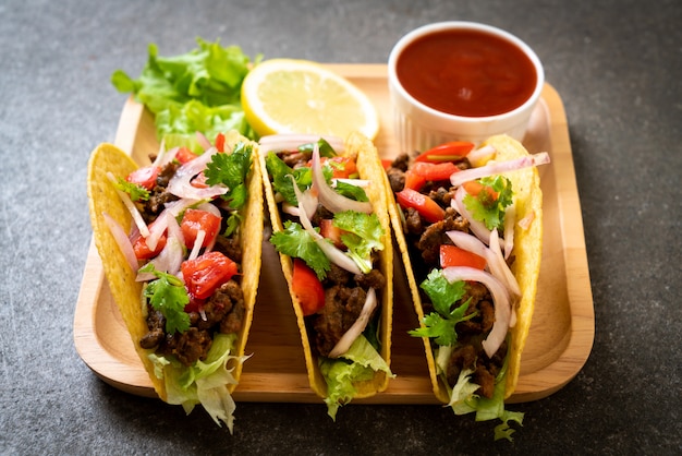 tacos with meat and vegetables 