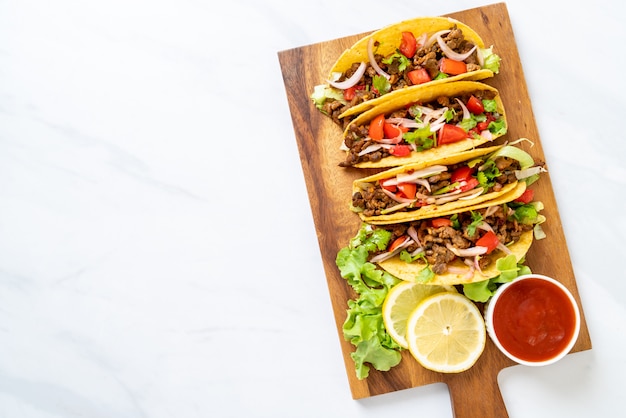 Foto tacos con carne e verdure