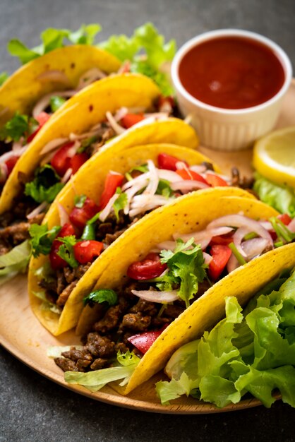 Tacos con carne e verdure