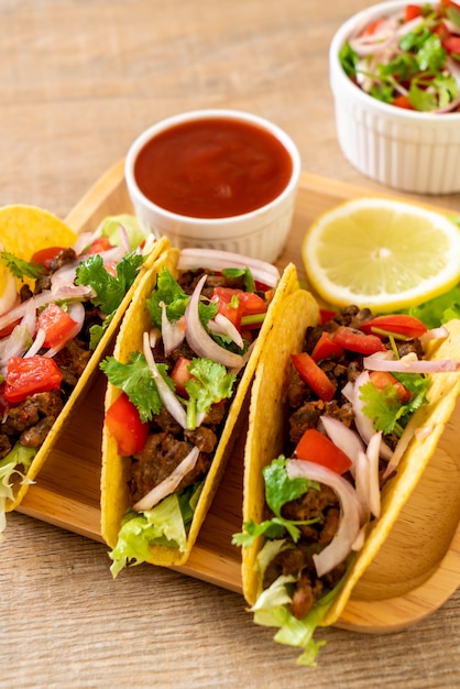 Tacos con carne e verdure