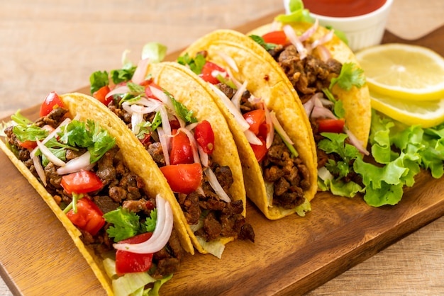 Foto tacos con carne e verdure