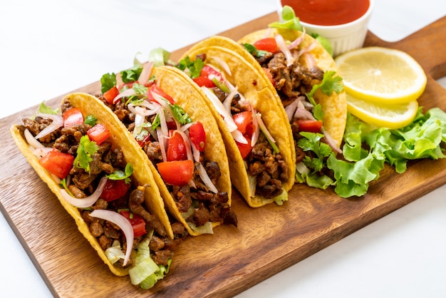 Foto tacos con carne e verdure