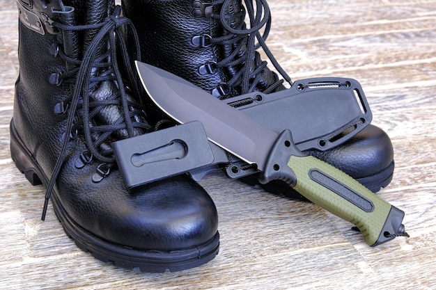 Foto esercito tattico stivali armi coltello tattico vista dall'alto coscrizione