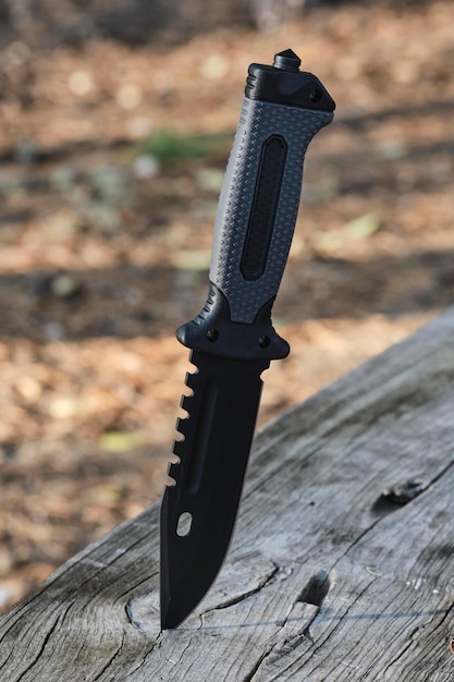 Photo tactical knife on a wooden background