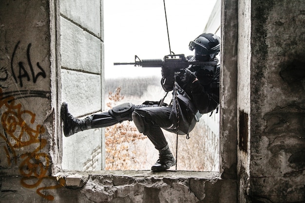 tactical rappeling