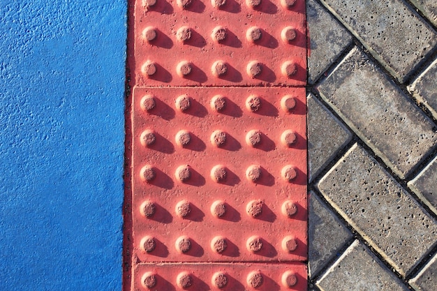 Фото Тактильный пол на общественном тротуаре три типа покрытия
