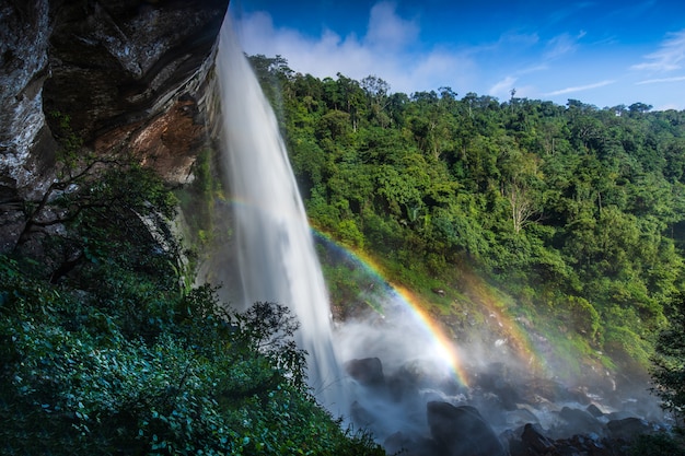 Водопад Тад-Лей-Нга. Красивый водопад в провинции Loei, ThaiLand.