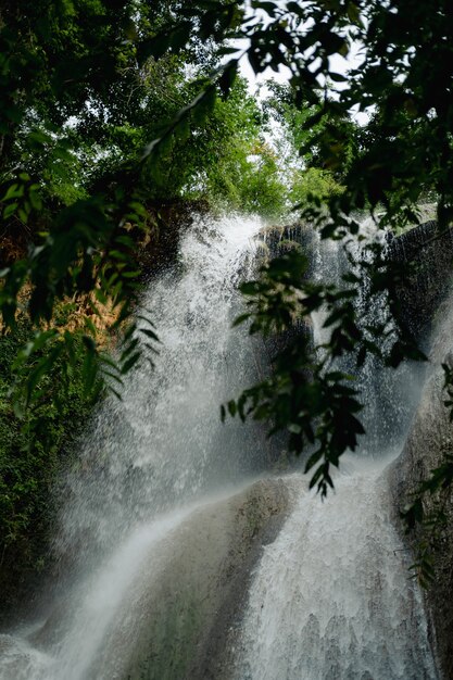 Tad Mok-waterval, Lampang, Thailand. Natuur landschap.