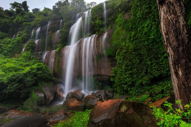 Tad-Wiman-Thip waterval, mooie watermuur in Bung-Kan provincie, ThaiLand.