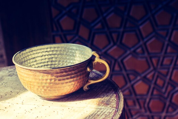 Вид на традиционную металлическую чашу в османском турецком стиле