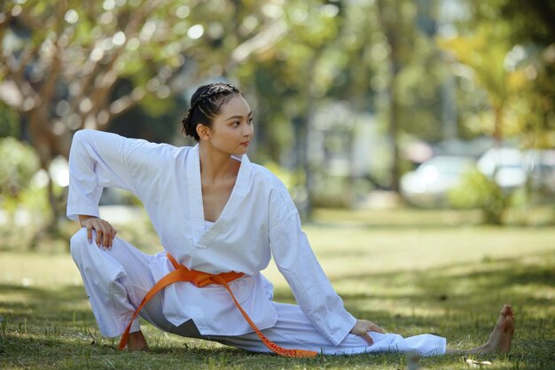 Taekwondo-atleet die buiten werkt