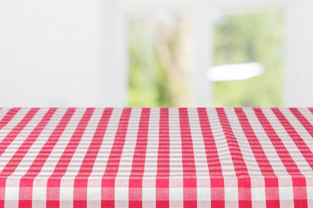 Tafel bedekt met geruit tafelkleed