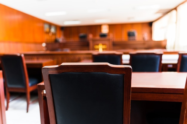 Tafel en stoel in de rechtszaal van de rechterlijke macht.