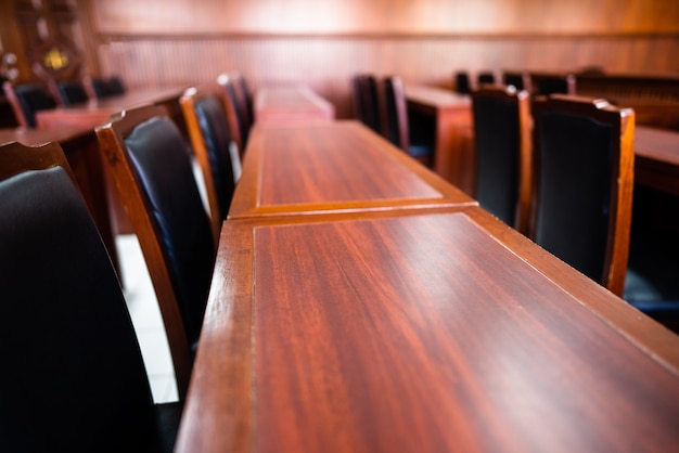 Tafel en stoel in de rechtszaal van de rechterlijke macht.