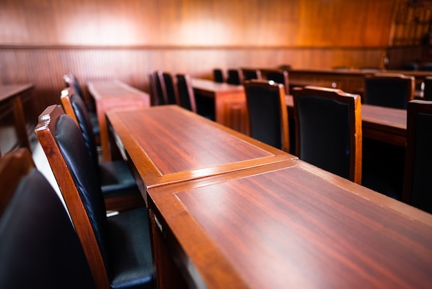 Tafel en stoel in de rechtszaal van de rechterlijke macht.