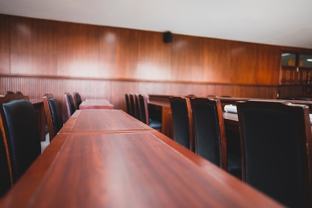 Tafel en stoel in de rechtszaal van de rechterlijke macht.