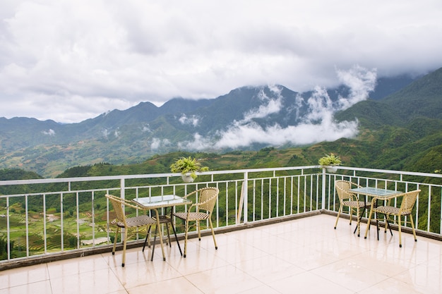 tafel en stoel op de schilderachtige plek van Sapa, Vietnam