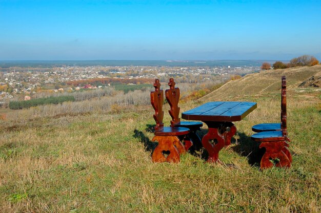 Tafel en stoel op landschap