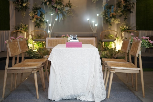 Tafel en stoelen arrangement voor islamitische huwelijksceremonie