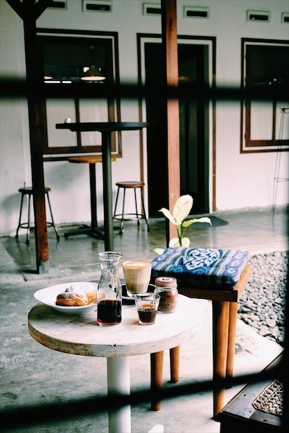 Foto tafel en stoelen in een koffieshop