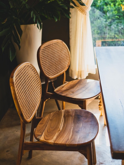 Tafel en stoelen in het tuincafé.