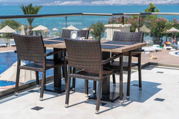 Tafel en stoelen in strandcafé in de buurt van zeewater Turkije Strandcafé in de buurt van zee buitenshuis