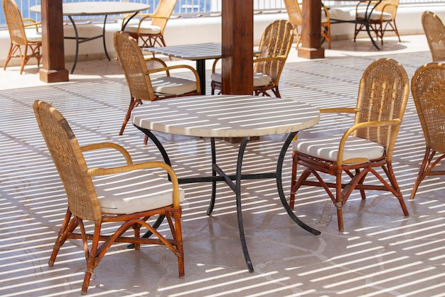 Tafel en stoelen in strandcafé in Sharm el Sheikh, Egypte