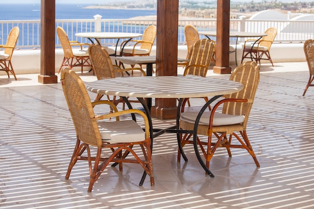 Tafel en stoelen in strandcafé naast de rode zee in Sharm el Sheikh, Egypte, close-up