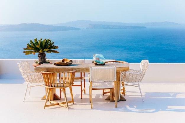 Tafel en stoelen op balkon in Oia op Santorini met geweldig uitzicht