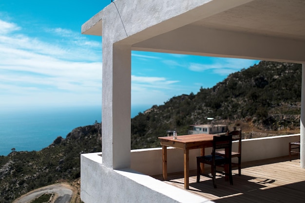 Tafel en stoelen op de strandtoerist in het panoramische berglandschap van de Turkse bergen en de zee