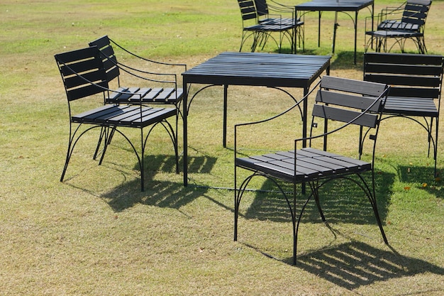 Tafel en stoelen op groen gras